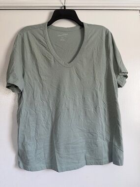 Universal Thread Sage Green V-Neck Short Sleeve Tee